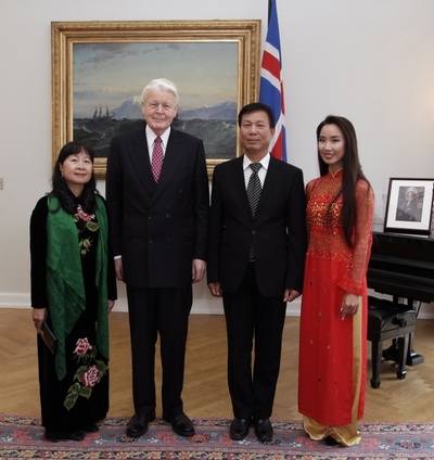 Sendiherra V&iacute;etnams &aacute;samt eiginkonu sinni og d&oacute;ttur &aacute; Bessast&ouml;&eth;um.