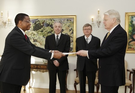 Hr. Paramente Phamotse afhendir forseta tr&uacute;na&eth;arbr&eacute;f sitt.