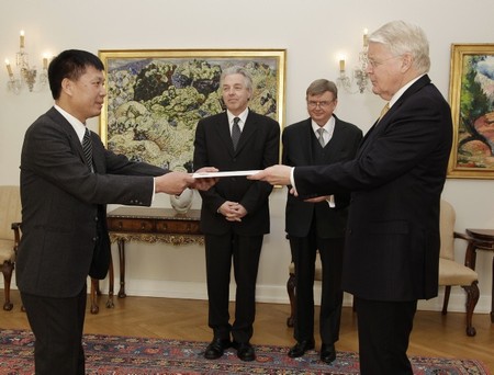 Hr. Lai Ngoc Doan afhendir forseta tr&uacute;na&eth;arbr&eacute;f sitt.